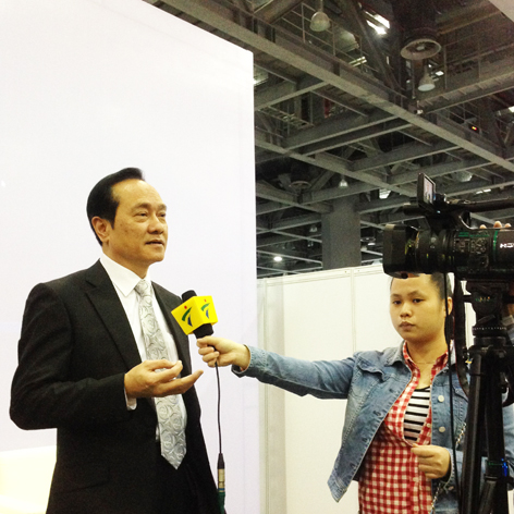 吉安博士在移民高峰论坛上现场接受广东电视台采访。