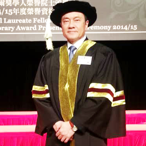 吉安先生接受“荣誉博士学位”。