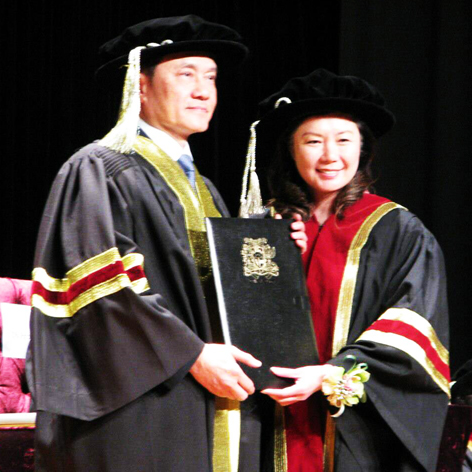 吉安先生接受“荣誉博士学位”。